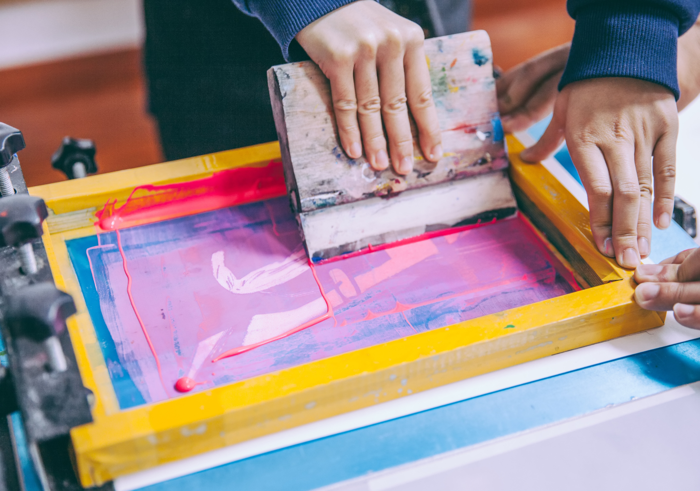 Screen printing screen with squeegee