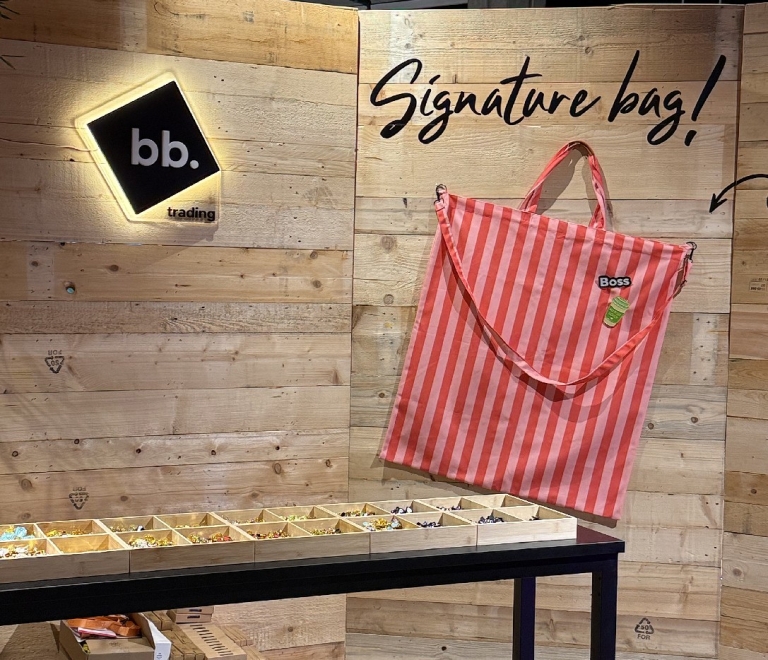 Gestreifter Messebag mit individuellen Pins