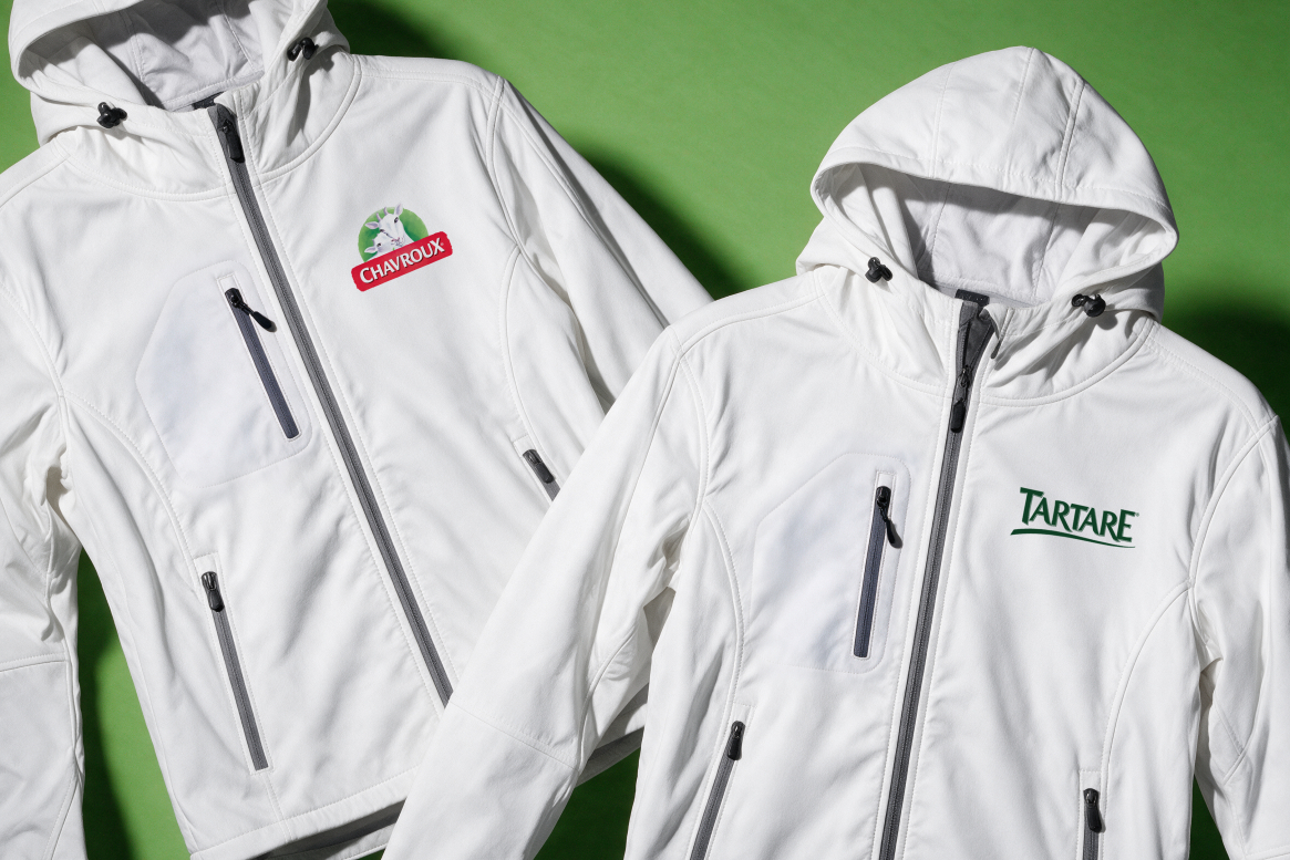 Vestes softshell blanches avec les logos Tartare et Chavroux sur la poitrine