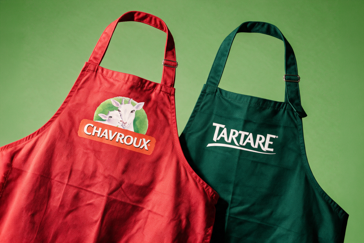 Tabliers Chavroux rouges et Tartare verts avec logos