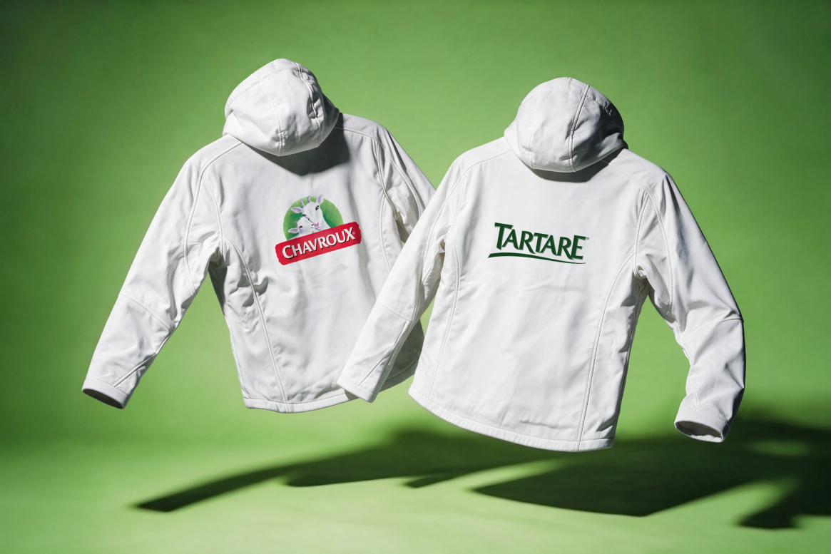 Vestes softshell blanches avec les logos Tartare et Chavroux au dos
