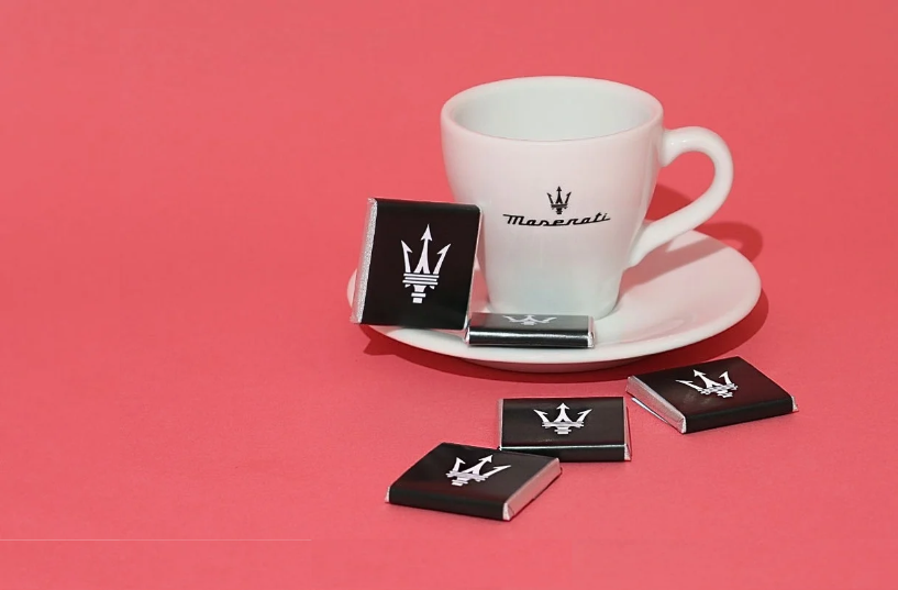 Tasse à café et napolitains arborant le logo Maserati