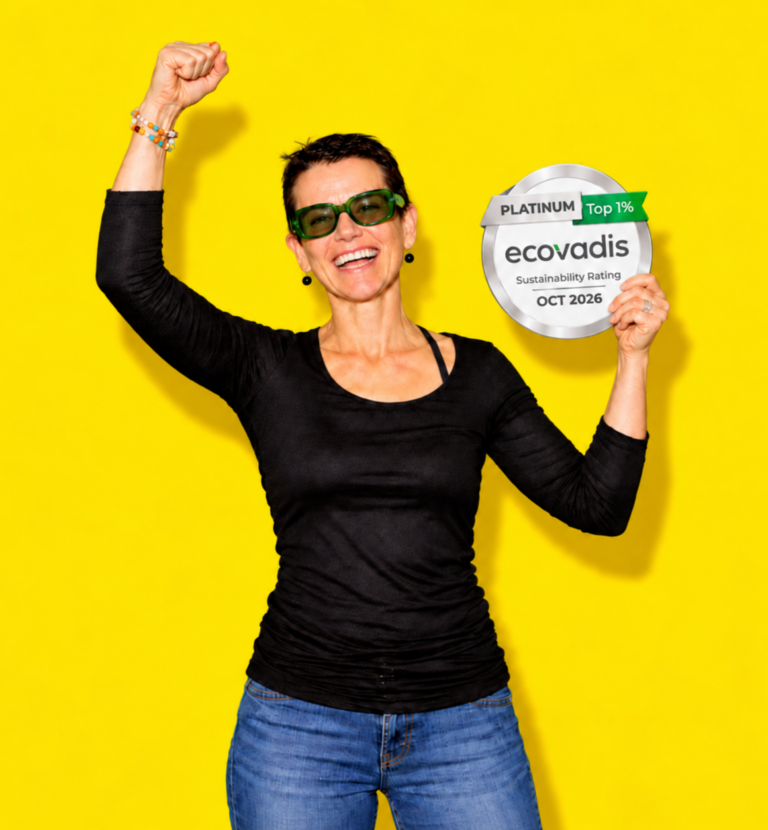 Maja Bürkli, CSR-Verantwortliche von bb trading, jubelt mit der EcoVadis Platinum Medaille 2026 in der Hand