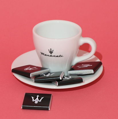 Tasse à café et napolitains arborant le logo Maserati