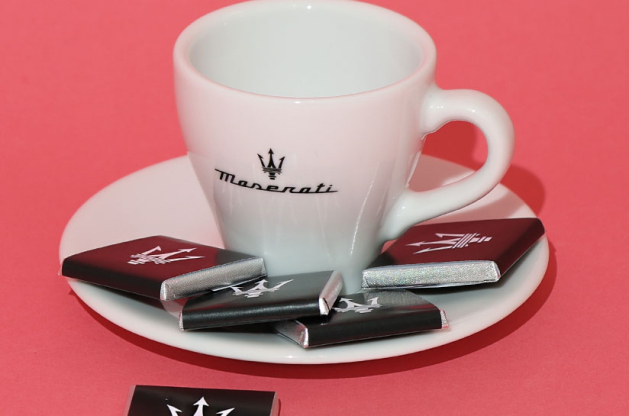 Tasse à café et napolitains arborant le logo Maserati
