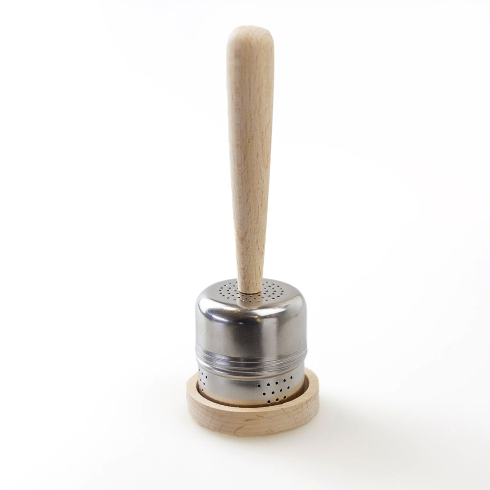 Tea infuser made of stainless steel and beech wood