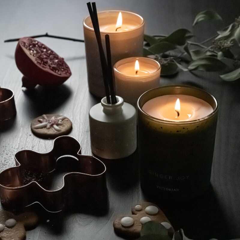 Set mit Duftkerze und Raumduft in Geschenkbox mit Logo bedrucken