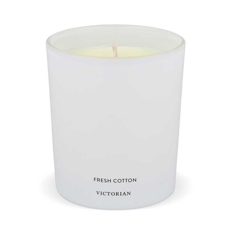 Duftkerze aus Sojawachs und Pflanzenöl mit frischem Baumwollduft